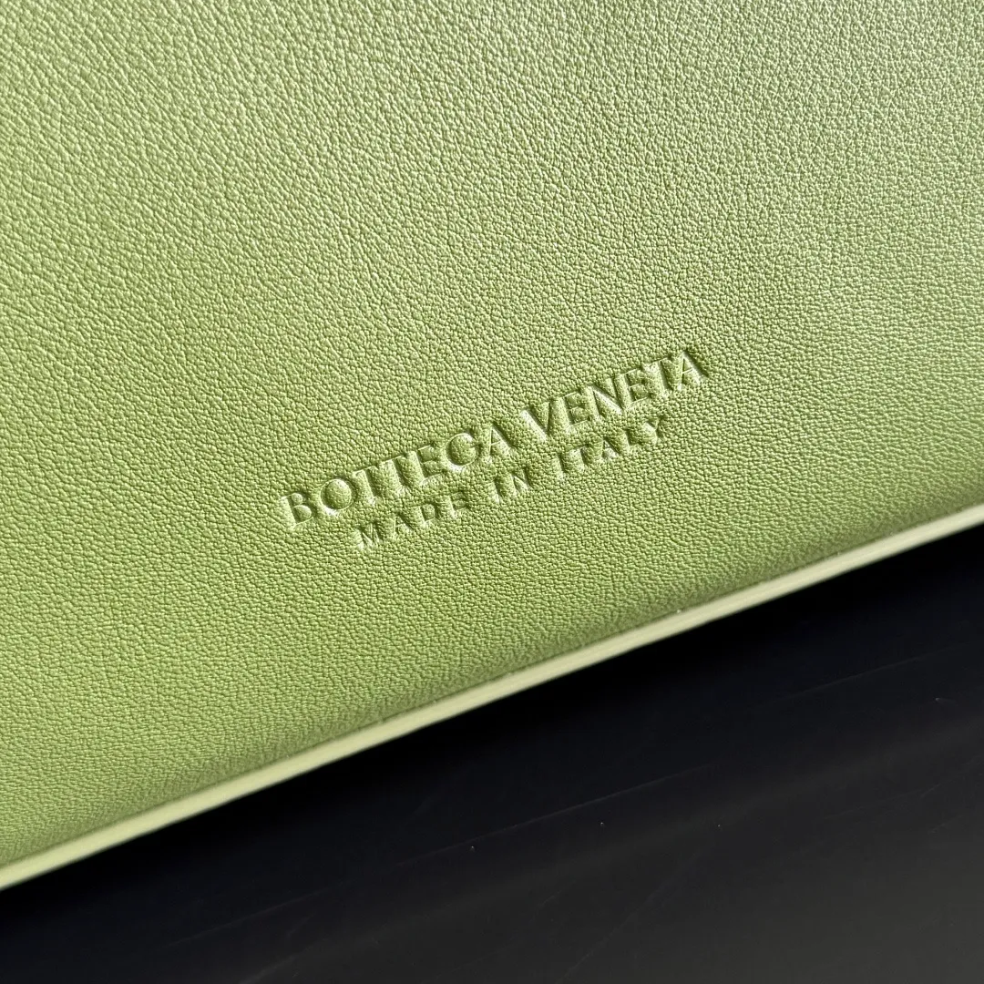 Batch 2360 BottegaVeneta Latest Ciao Ciao Bag Silky cowhide two-way flap handbag with signature twist detail, hidden hook closure, flap can be fastened to the front or attached to the INTRECCIATO woven interior pocket, comes with an adjustable and detachable crossbody strap, interior compartment, and also features a zippered pocket. The surprise flap has various shapes. Style 1 - Cover the bag surface and expose the knot decoration. Style 2 - Place the flap inside the bag. A buckle is also designed. Style 3 - The U-shaped position of the top handle in the hand bag. Style No.: 817231 Size: 34*26*15cm